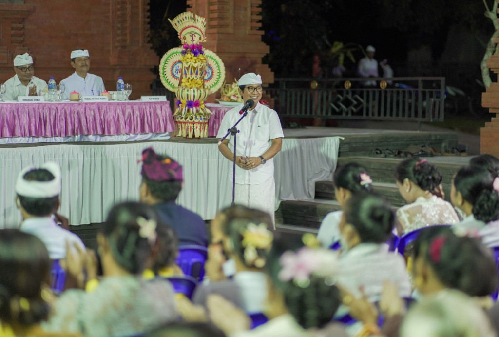 Sekda Adi Arnawa Hadir di Penyineban Piodalan Pura Kahyangan Puseh Desa Adat Jempeng